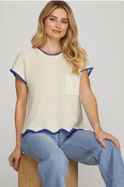 DROP SHOULDER SHORT SLEEVE SCALLOP HEM SWEATER TOP WITH FRONT SIDE POCKET AND CONTRAST EDGE DETAIL IN OFF WHITE/BLUE